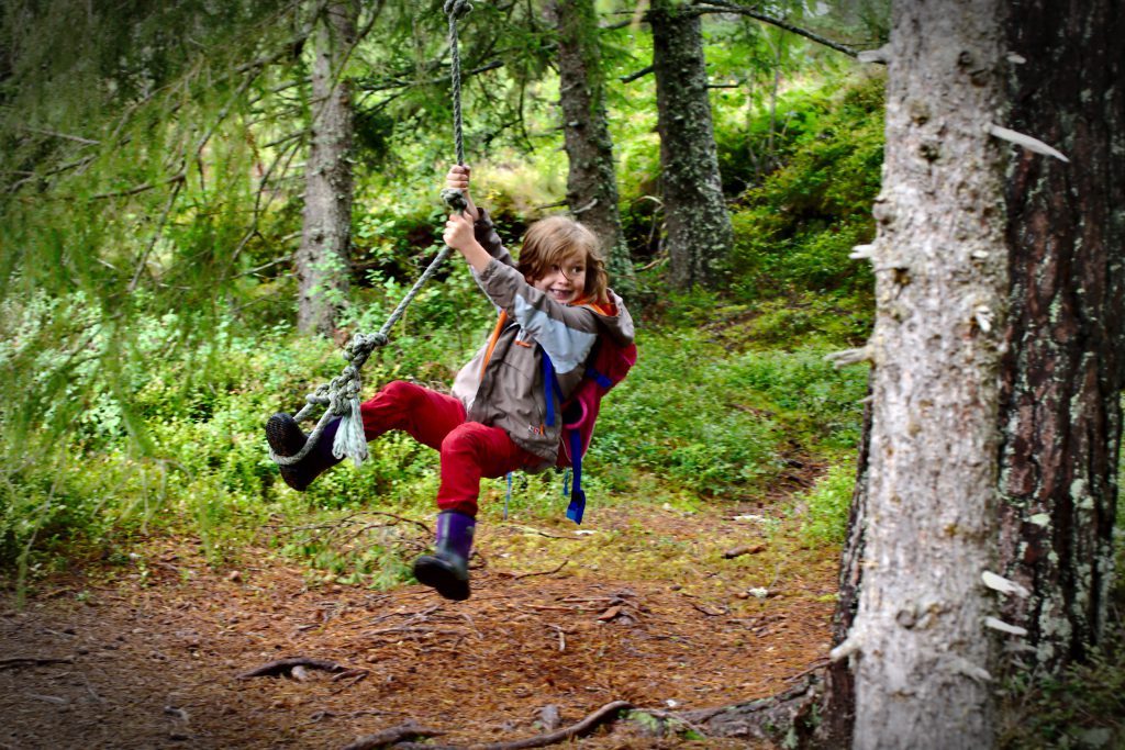 Kind beim spielen Trondheim mit Kindern