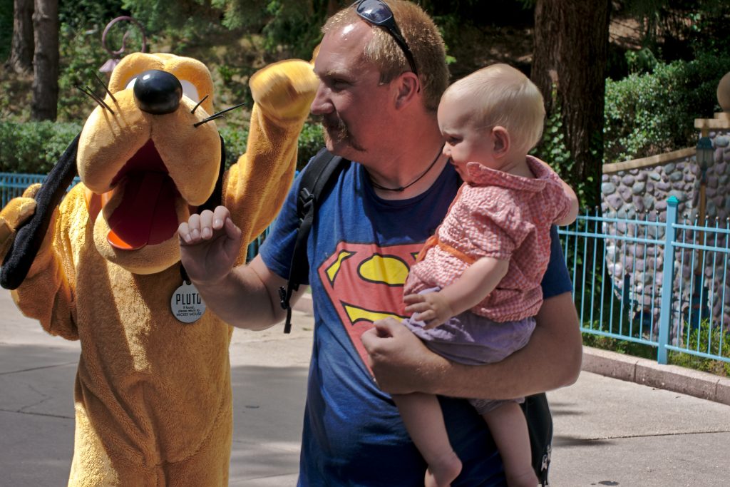 Pluto jagt Mann mit supermann shirt Disneyland Paris