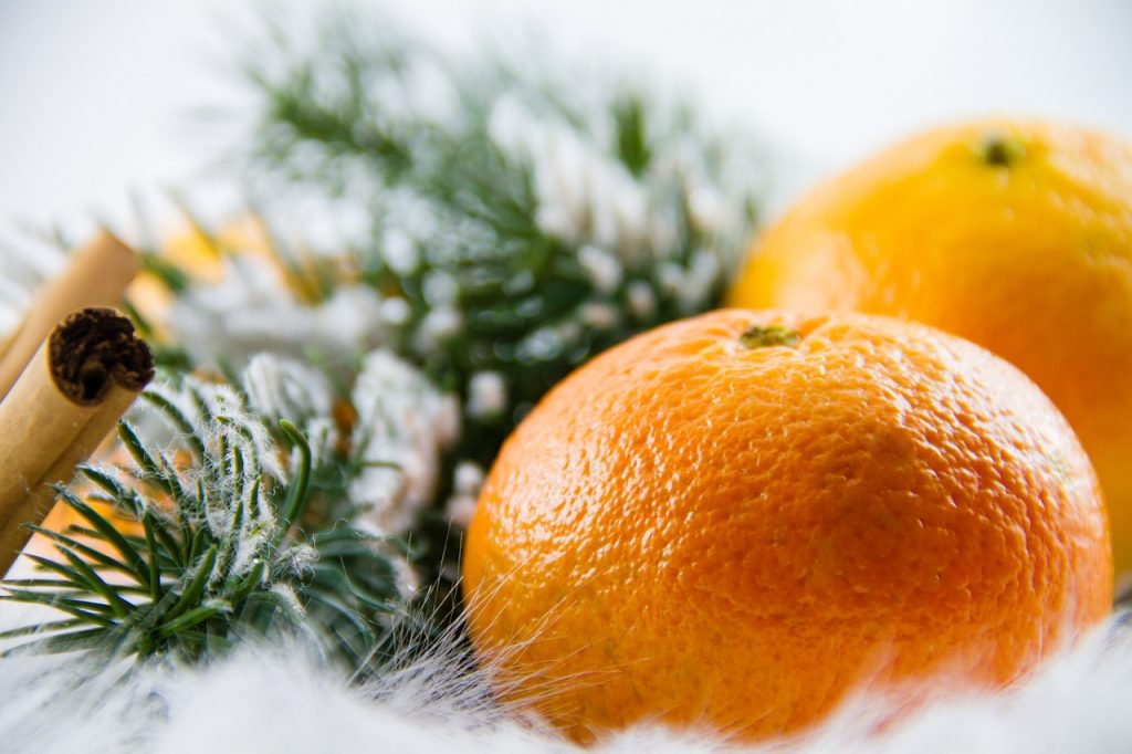 Weihnachten in Norwegen Apfelsinen und Tannenzweigen