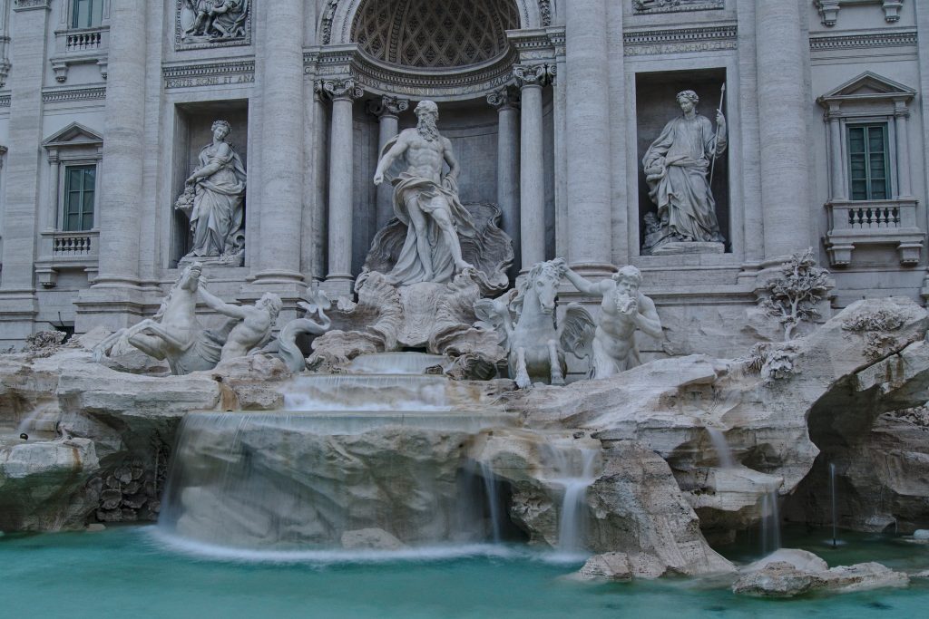 Geld im Trevi Brunnen Rom