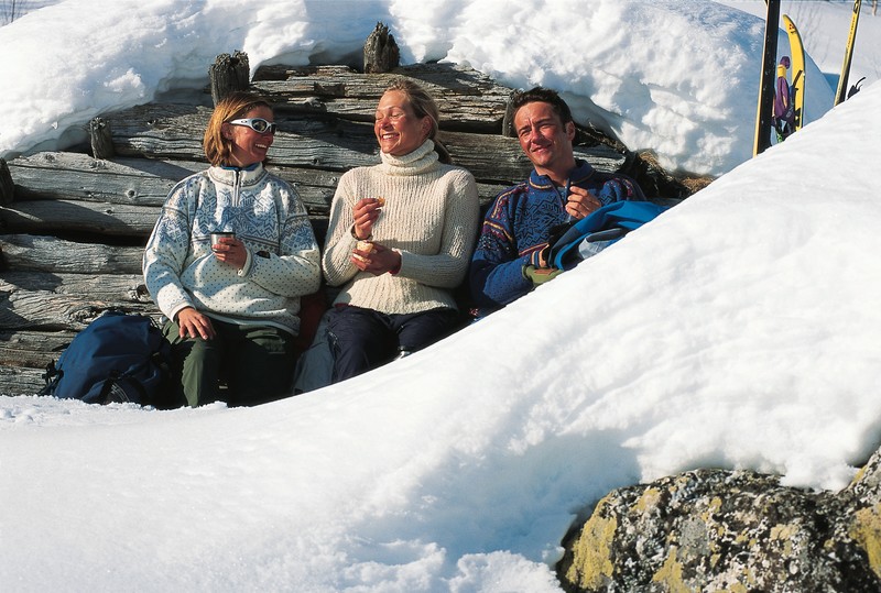 Ostern in NOrwegen Menschen vor Hütte im Schnee