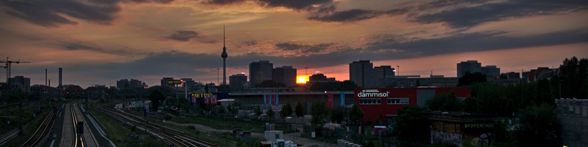 intrerail planen sonnenuntergang über berliner gleisen