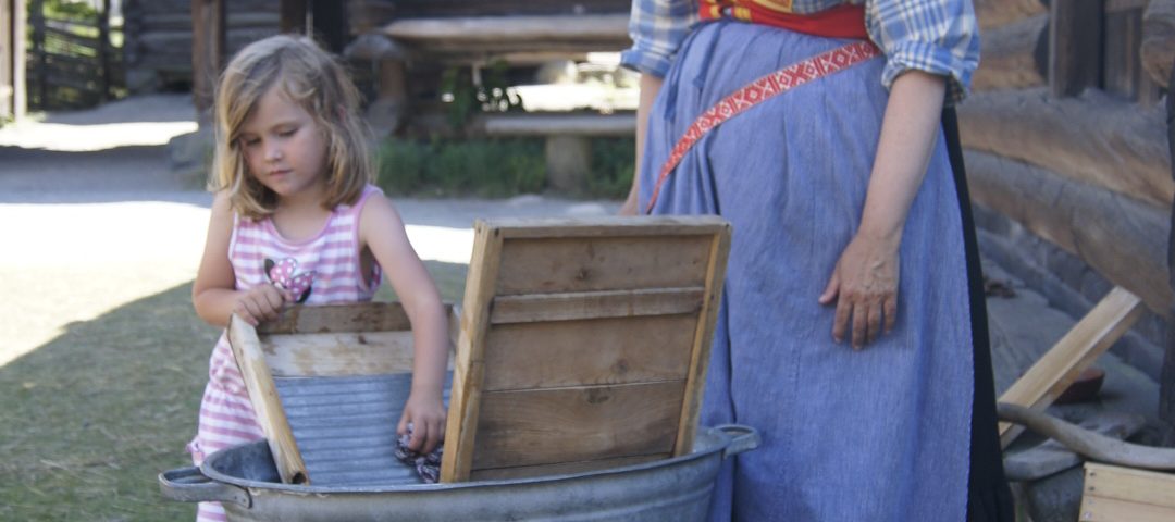 skansen stockholm kinder hilft beim waschbrett