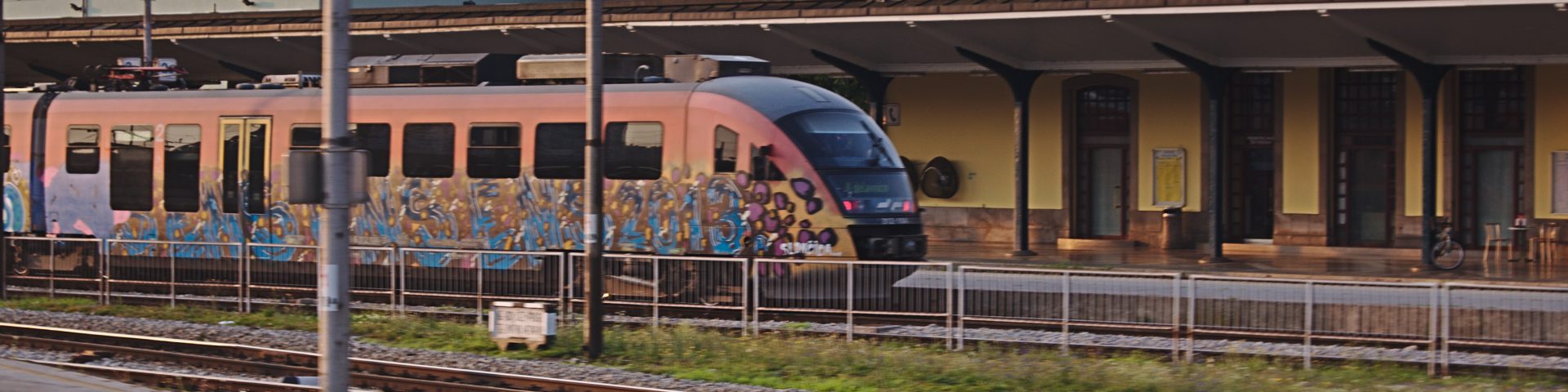 Zug in slowenien interrail planen alter zug mit grafitti
