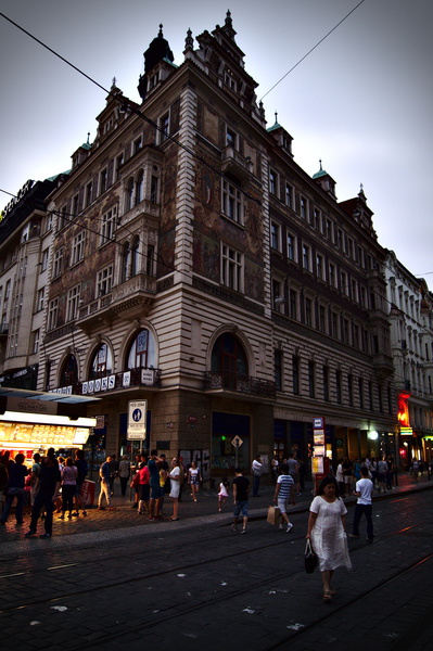 Belebte Strasse abends in Prag