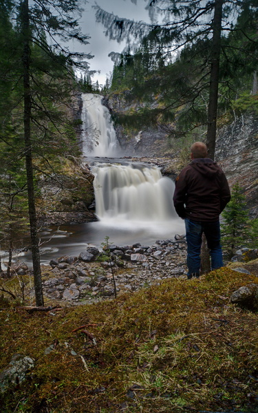 Ich vor einem Wasserfall