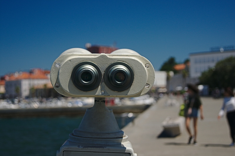 Ein Fernglas am Hafen