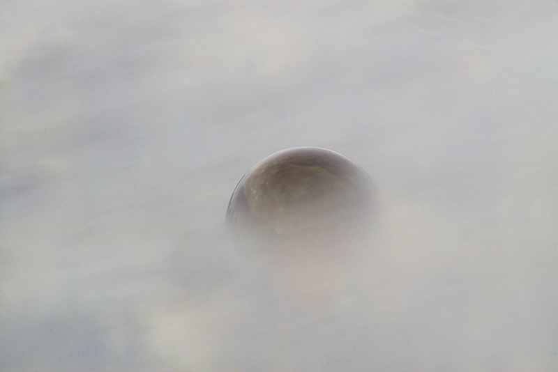 Glaskugelfotografie im Wasser, bei langer Belichtungszeit