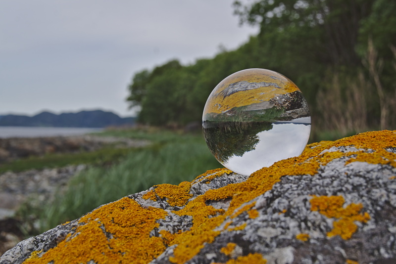 Glaskugel auf gelben Stein