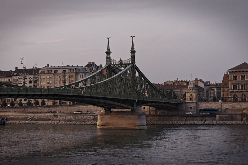 Die Freiheitsbrücke in Budapest. Aufgenommen in der goldenen Stunde 