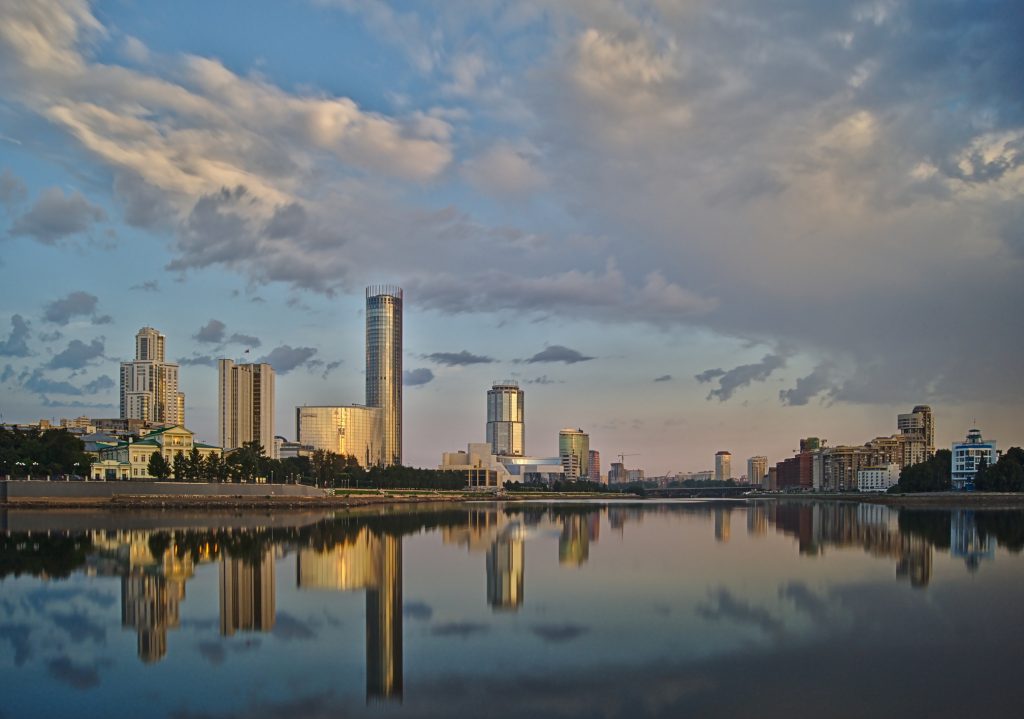 Jekaterinburg Hochhäuser spiegelung im Fluss isset
