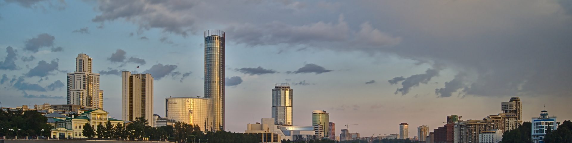 Jekaterinburg Hochhäuser spiegelung im Fluss isset