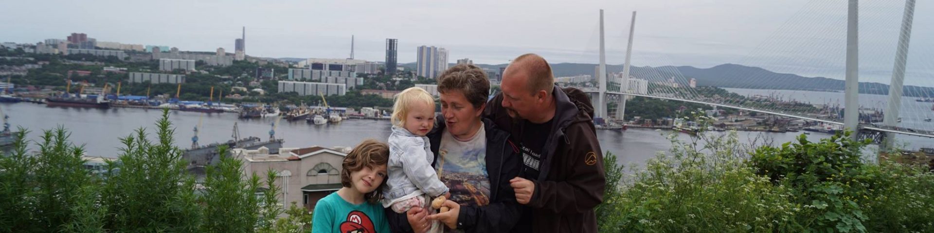 Familie mit 2 Kindern vor Skyline wladiwostock