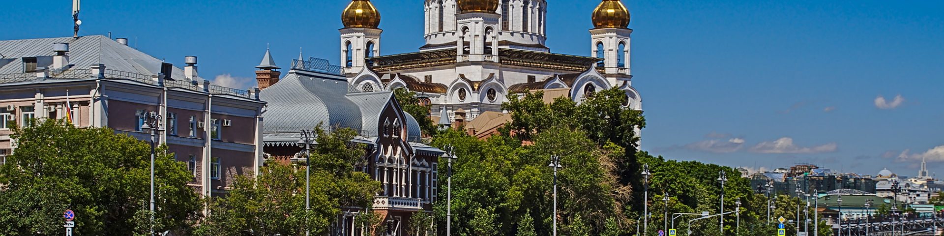 Schiff auf der Moskva vor der Erlöserkirche Moskau Reisemit Kindern ind er Transsibirischen Eisenbahn