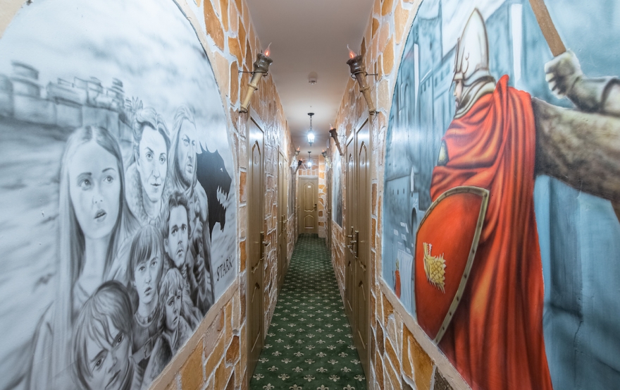 Winterfell Hostel Bilder an der Wand im Gang