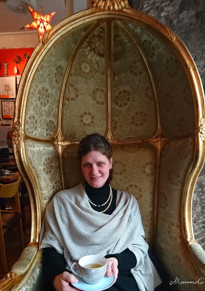 Marion meermond Frau sitzt im Sessel, aalborg