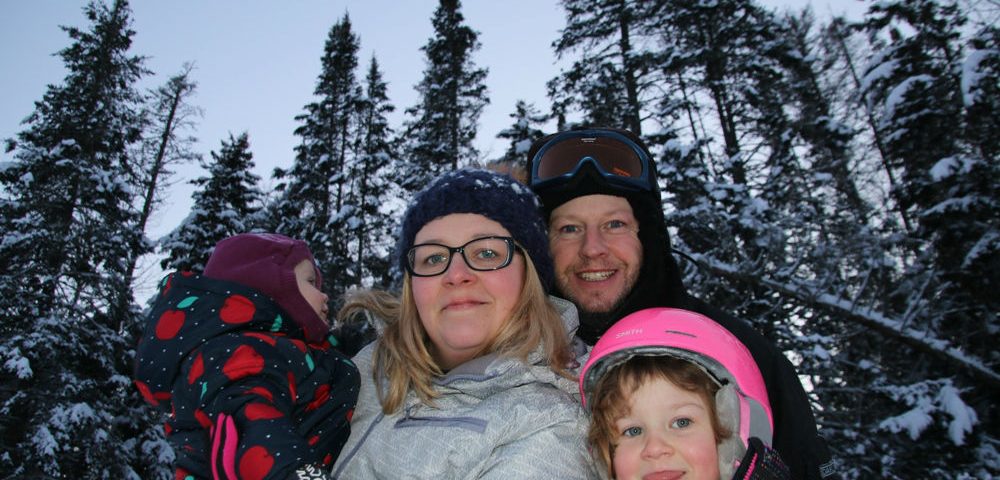Familie im Winterwald Kanada zurück nach deutschland