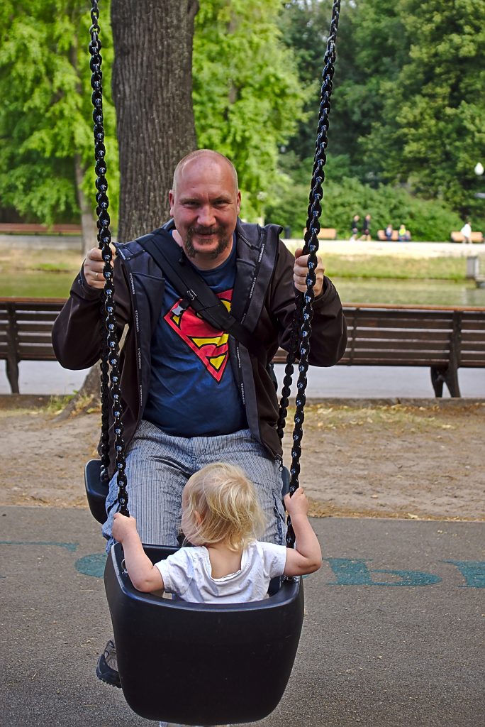 Vater mit Kind beim Schaukeln, Gorki Park Moskau