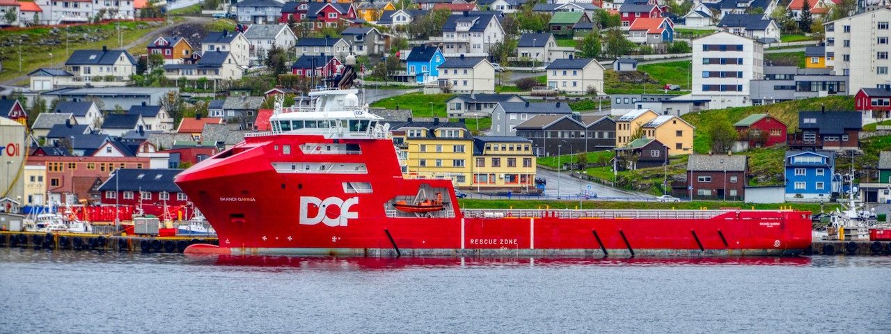 Aussicht über Hammerfest von Seeseite mit Schiff