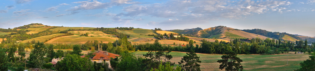 Sonnige hügelige Landschaft