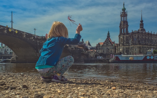 spielen  an der Elbe Dresden Königsufer