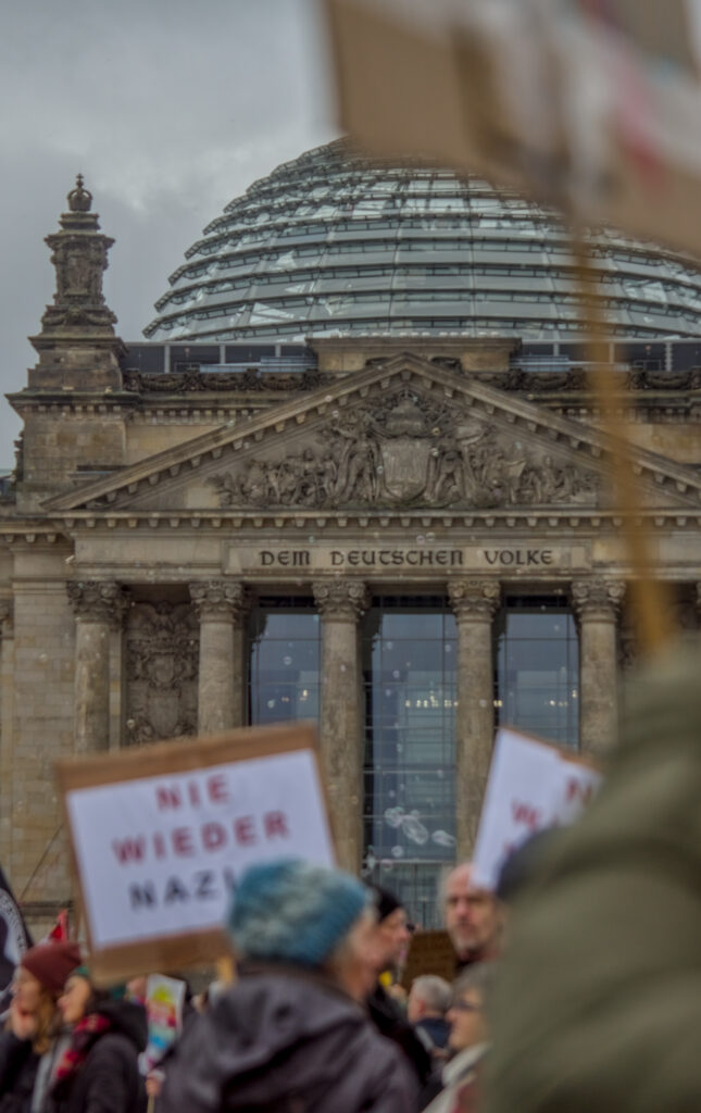 Nie wieder ist jetzt Demo vor dem Reichstag Berlin
