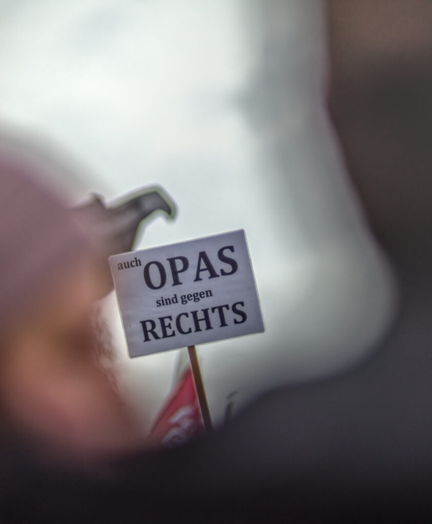Schild Demo Opas gegen Rechts
