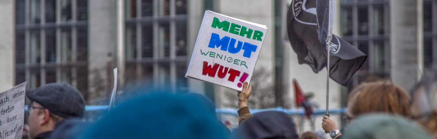 Demo schild mehr Mut weniger Mut