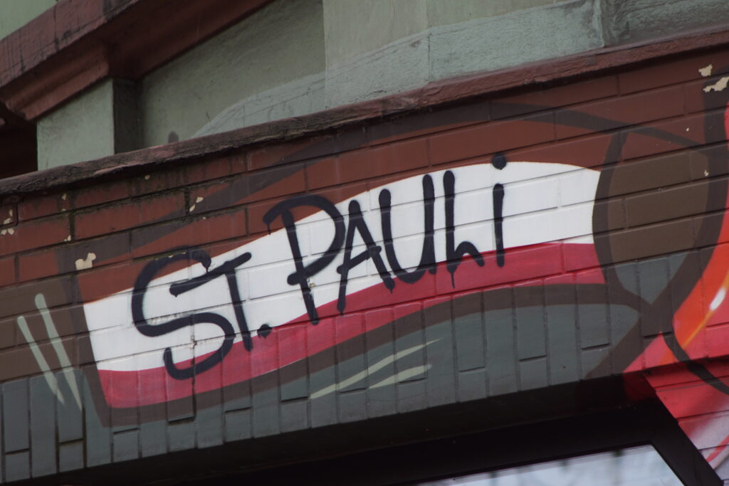 Graffiti St. Pauli an Hauswand Hamburg