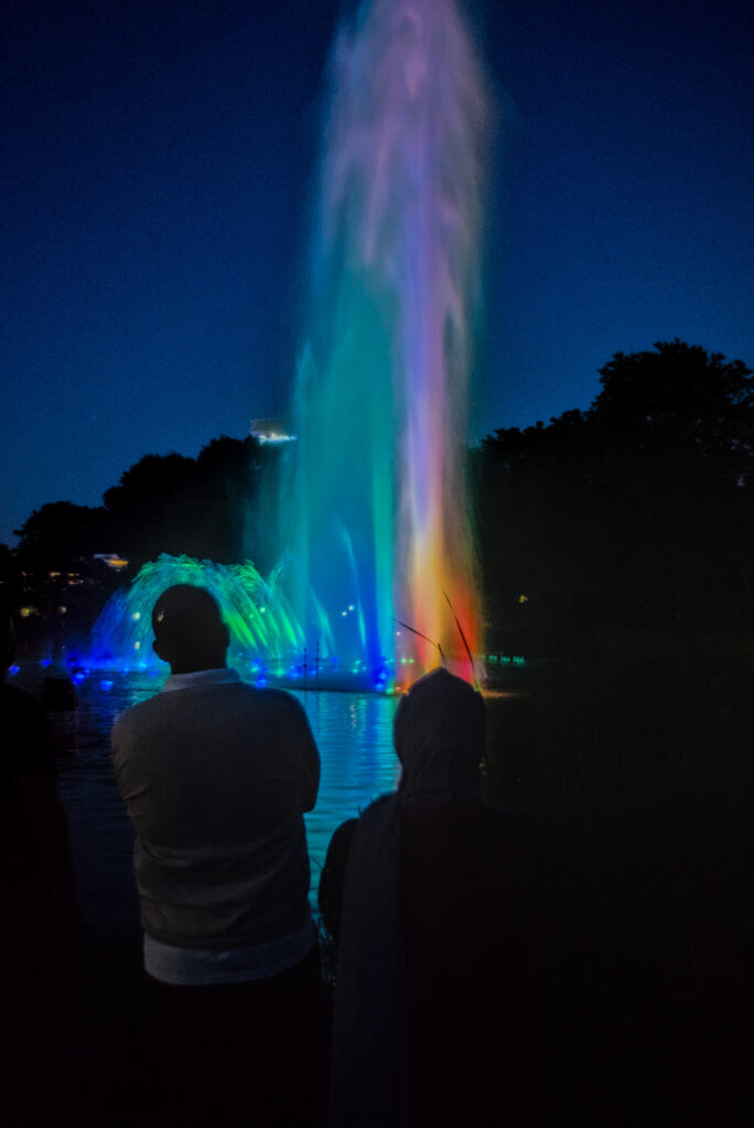 beleuchtete Wasserfontäne Planten un blomen Park Hamburg